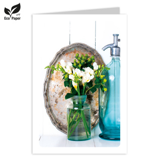 Blanco: Cosy white flowers and blue vase